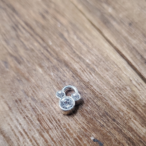 P279‎ Disney Mickey Mouse Pendant Charm Collectible Limited edition - Picture 1 of 3